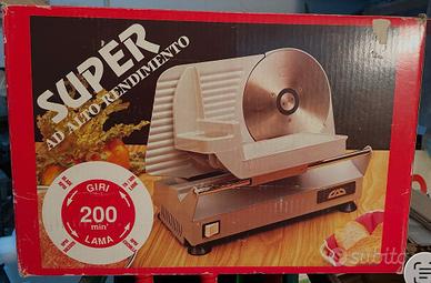 Affettatrice inox diametro 19 cm.