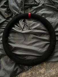 coprivolante nero alcantara con dettaglio rosso