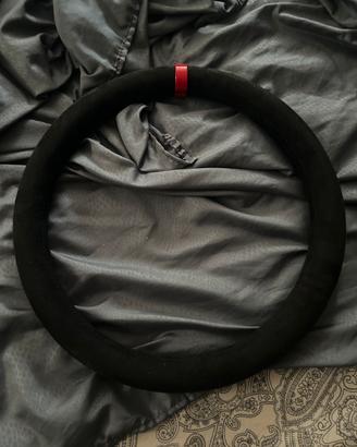 coprivolante nero alcantara con dettaglio rosso