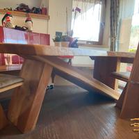 Tavolo e sedie il legno massiccio