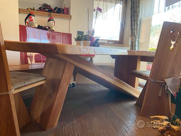 Tavolo e sedie il legno massiccio