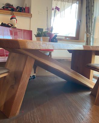 Tavolo e sedie in legno larice