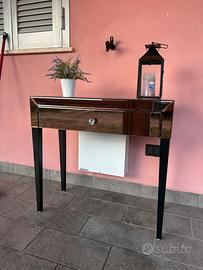 Consolle elegante in vetro  e finiture dorate