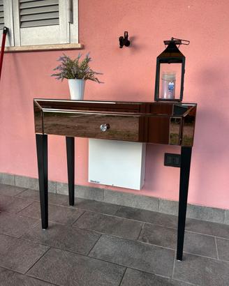 Consolle elegante in vetro  e finiture dorate