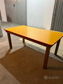 Tavolo rettangolare in legno – solido e funzionale