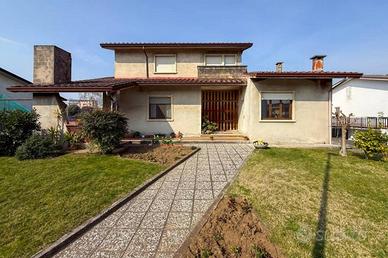 Villa di 300 m² con più di 5 locali e box auto dop