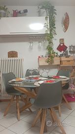 tavolo rotondo , divano rosso