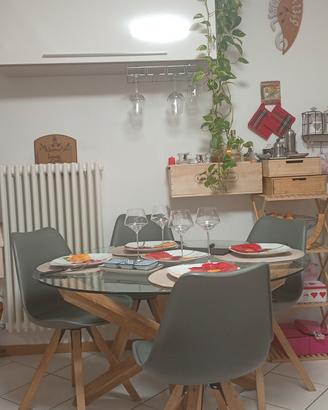 tavolo rotondo , divano rosso