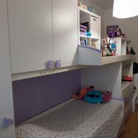 cameretta ragazza bianca e lilla con scrivania est