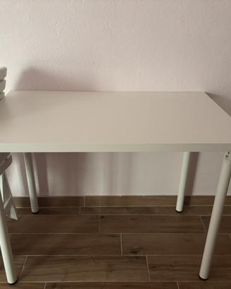 Tavolo bianco con 2 sedie per cucina o studio