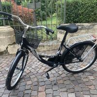 Bicicletta nera con cestino e lucchetto