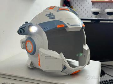 Casco spaziale da guerriero futuristico