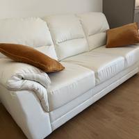 Divano in pelle rigenerata.