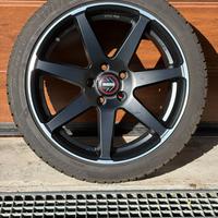 Cerchi in lega Momo Seven con gomme invernali