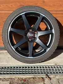 Cerchi in lega Momo Seven con gomme invernali