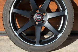 Cerchi in lega Momo Seven con gomme invernali