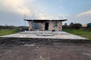 Terreno con casa bruciata