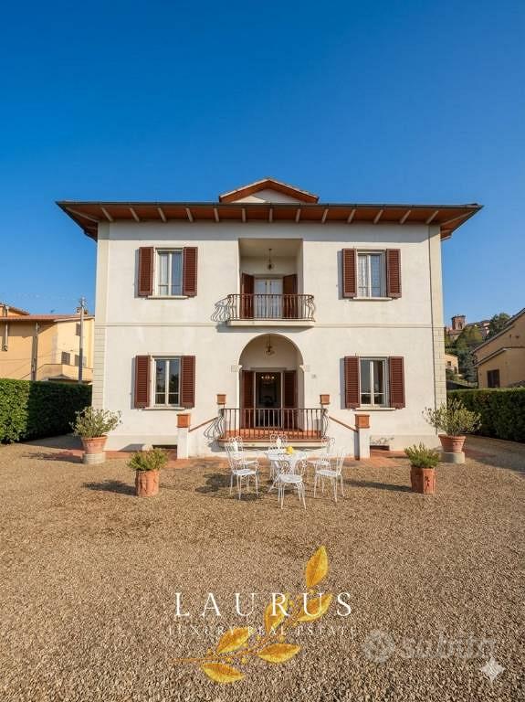 Villa di 410 m² con più di 5 locali a Arezzo
