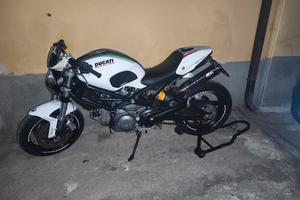 Monster 696