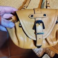 Mini borsa tracolla Coccinelle in pelle. 