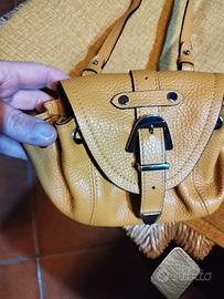 Mini borsa tracolla Coccinelle in pelle. 