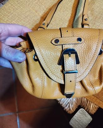 Mini borsa tracolla Coccinelle in pelle. 