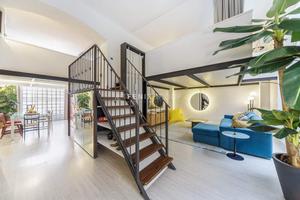 Loft industriale contemporaneo con arredi mid-cent