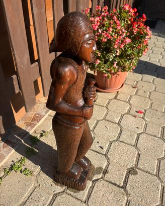 Statuetta intagliata a mano