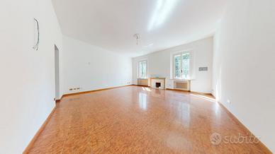 Grande appartamento in palazzo nobile davanti ai g