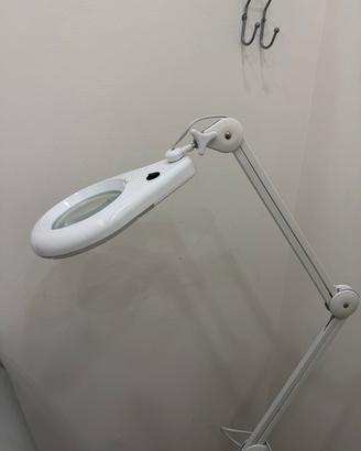 lampada con lente d ingrandimento 