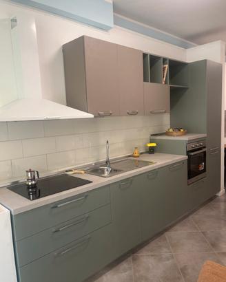 Cucina  con colonna forno