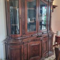 Vetrina in noce massello.