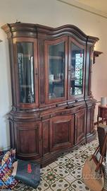 Vetrina in noce massello.