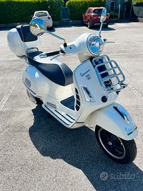VESPA GTS 300 YACHT CLUB