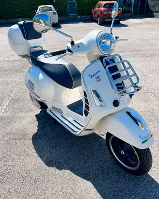 VESPA GTS 300 YACHT CLUB