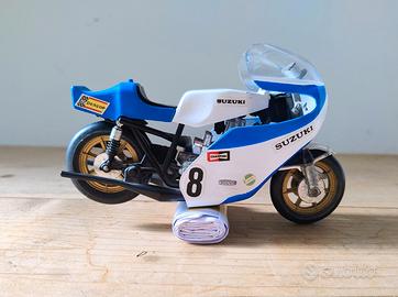 modellino polistil 
Suzuki Daytona 750 
scala 1/15