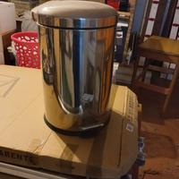 Secchio spazzatura con pedale + cesto biancheria