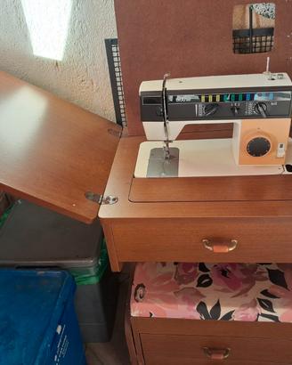 Macchina da cucire con mobiletto e pouf apribile