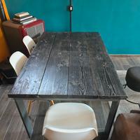 Tavolo con assi di legno