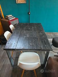 Tavolo con assi di legno