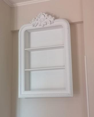 Scaffale bianco a modanature