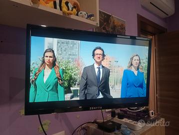 TV 24 pollici completa di staffa girevole