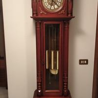 Antico orologio a pendolo da terra.