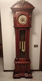 Antico orologio a pendolo da terra.