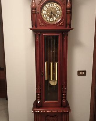 Antico orologio a pendolo da terra.