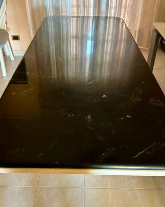 Tavolo con piano effetto marmo nero