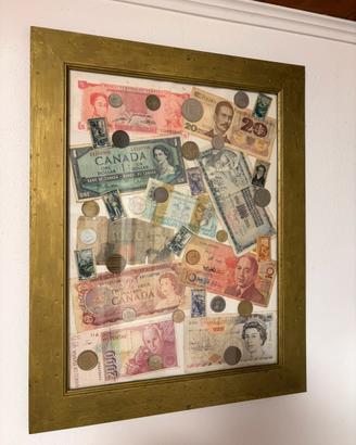 Quadro con banconote, francobolli e monete antiche