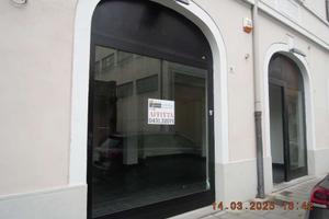Locale commerciale adiacente a Piazza Indipendenza