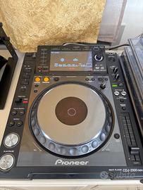 Coppia Pioneer CDJ-2000nexus con Desksaver