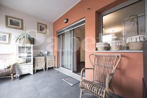 Ampio quadrivano con posto auto coperto